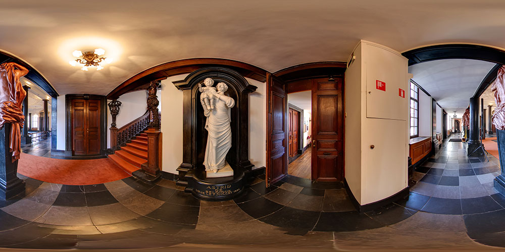 The Statue of Queen Astrid - City Hall · La Violette